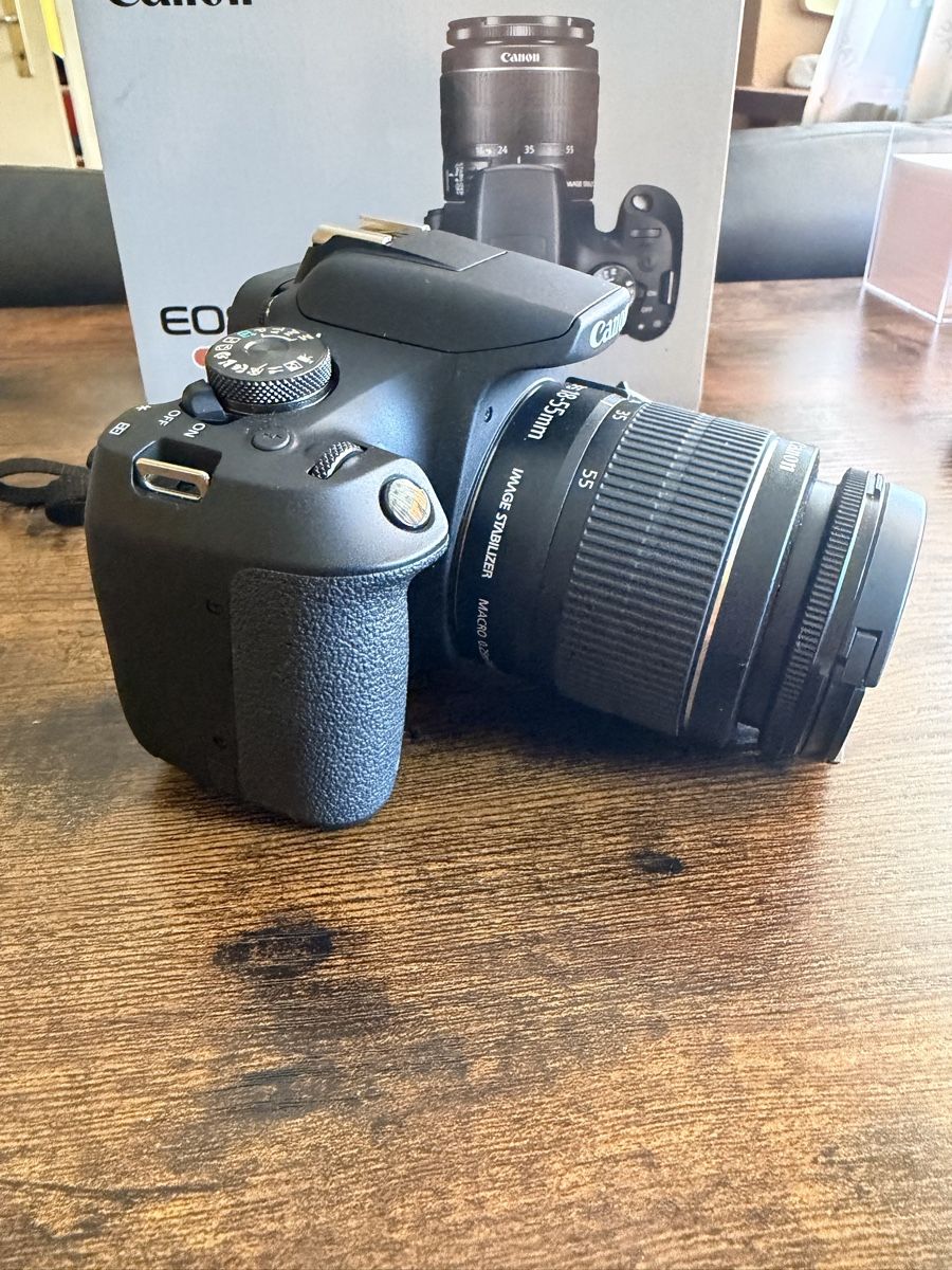Canon Appareil photo: Canon EOS 2000D EF-S 18-55 IS II Kit – D'occasion à Lohn-Ammannsegg par Shoes_and_Sox 1