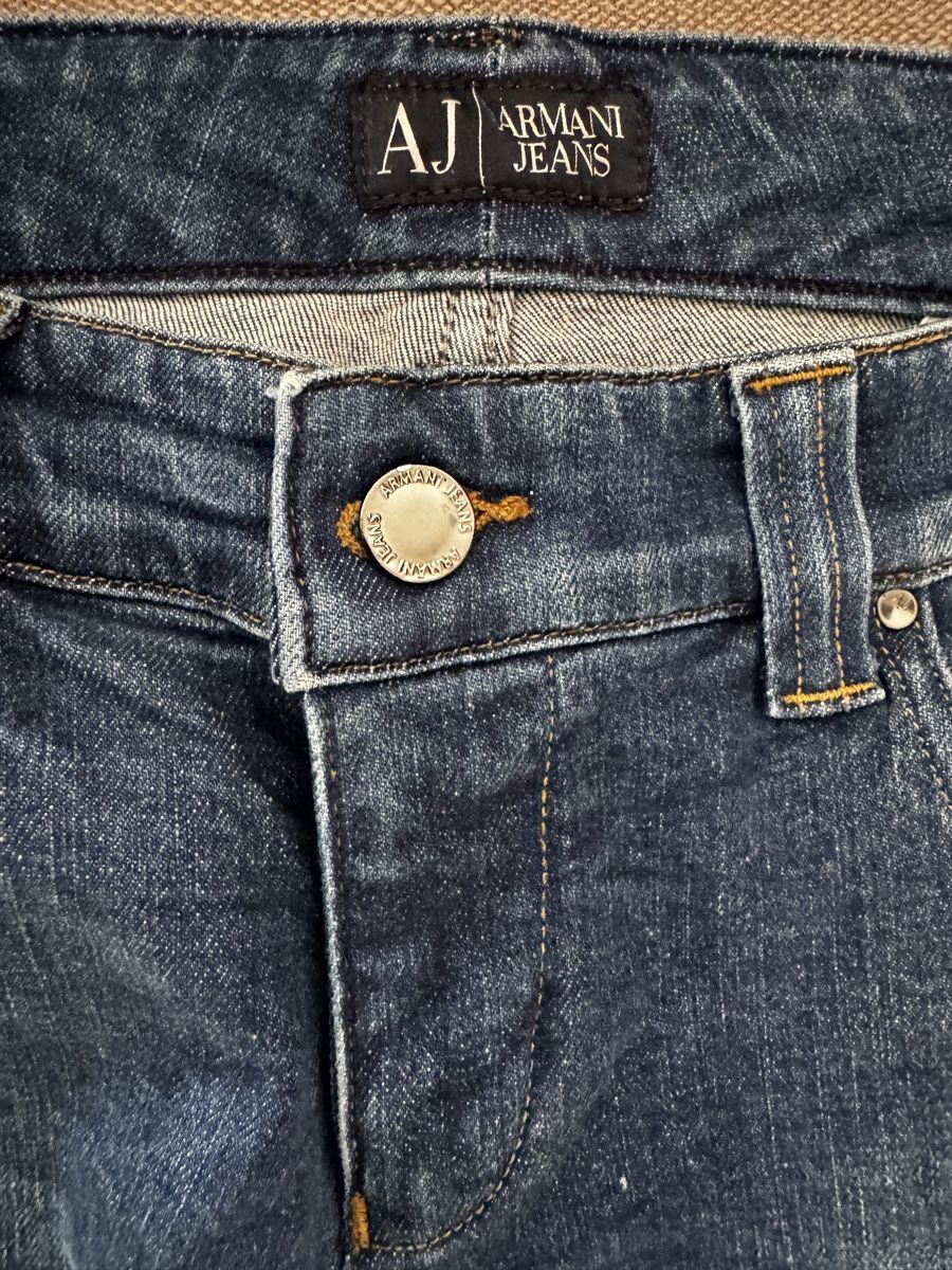Armani Jeans: Original Armani Jeans: Classic Blue Denim, Size 29 – Nuovo (secondo la descrizione) da Wallisellen venduto da Corinne.- 1