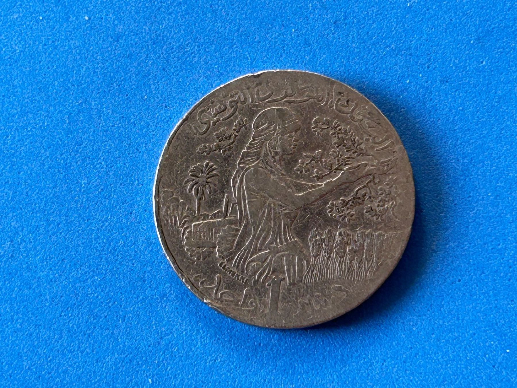 Alle Münzen: Tunisia - 1 Dinar - 2011 [Circulated] – Gebraucht aus Corcelles NE von AJKader 4