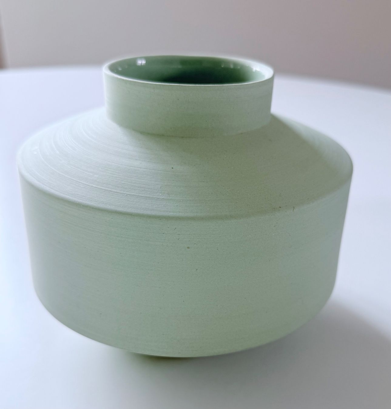 Vasen & Gefässe: Zartgrüne, moderne Vase – Gebraucht aus Luzern von Mamutpe 1