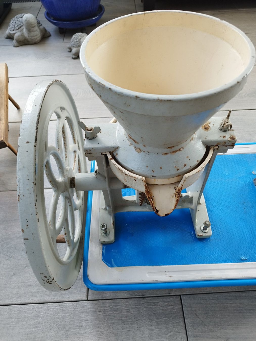 Alle Maschinen: Schrot-oder-Getreidemühle aus Gusseisen – Gebraucht aus Urtenen-Schönbühl von Kernbeisser25