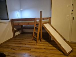 Kinderbett aus Holz  guter Zustand, ink. Rutsche