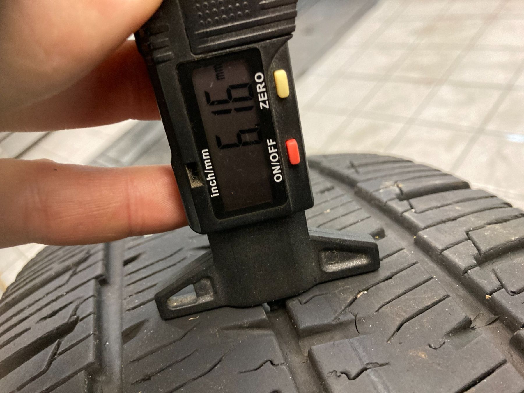 Continental Pneus & Kompletträder: 215/65R16 C Winterpneu Continental – Gebraucht aus Cham von WB2223 5
