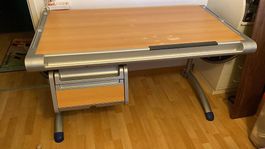 Stufenlos, manuell höhenverstellbares Pult / Schreibtisch