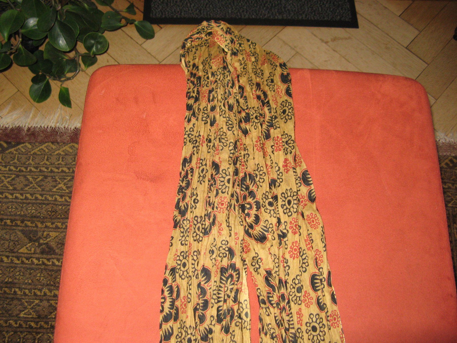 Foulards & écharpes: ockerfarbiger Schal aus Indien – Neuf (Voir description) à Zürich par apil 2
