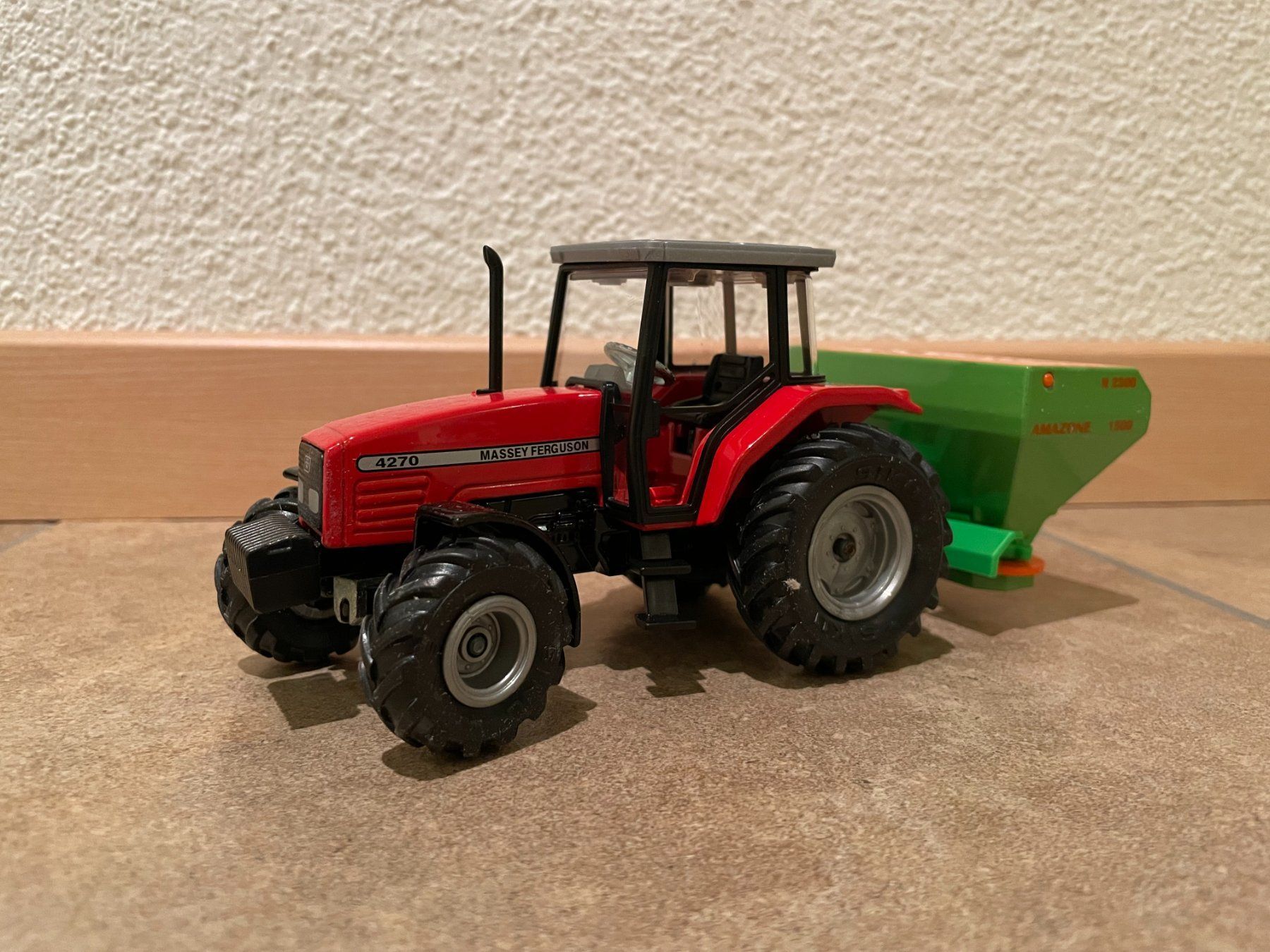 Massey Ferguson Trattori: SIKU Massey Ferguson 4270 / Amazone – Nuovo e nell'imballaggio originale da Kreuzlingen venduto da Stefan1150