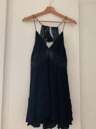 Schwarzes Sommerkleid mit offenem Rücken