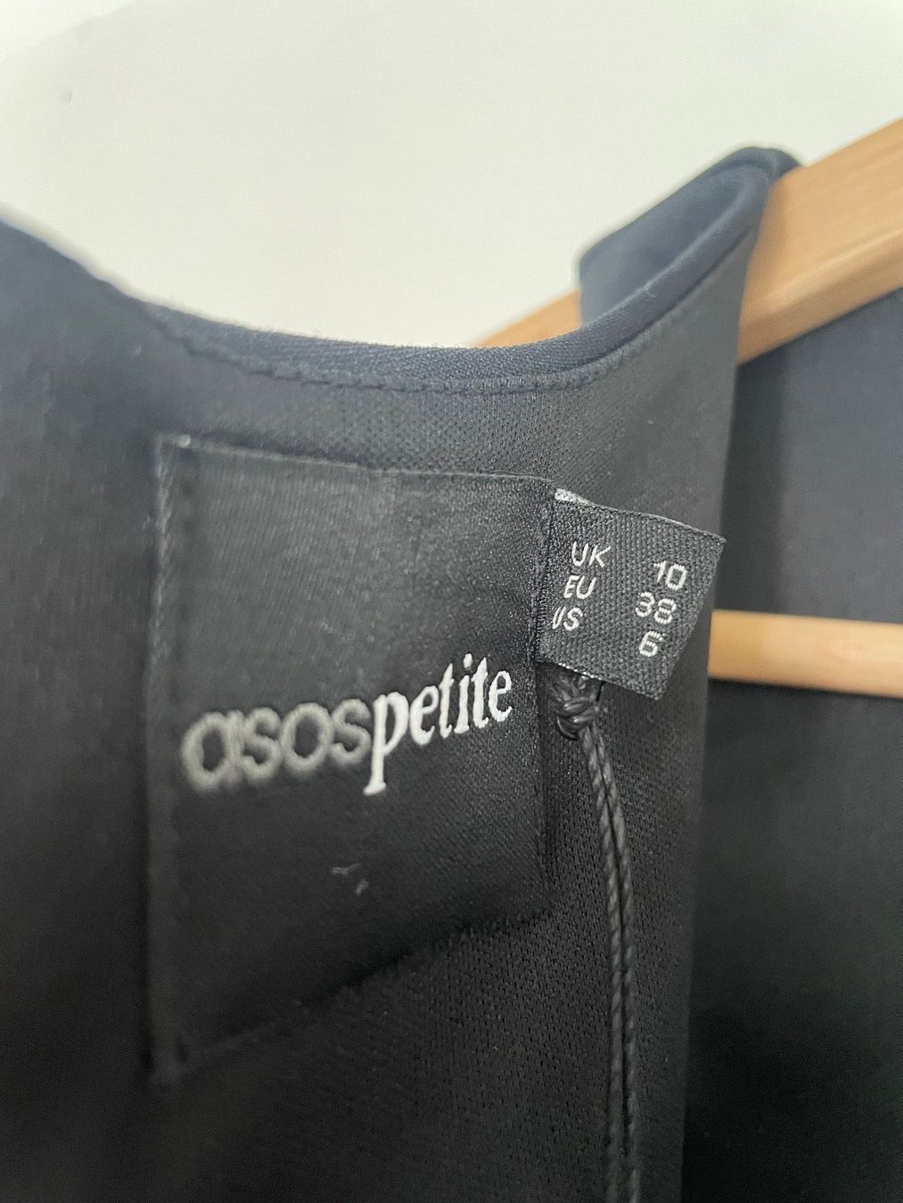 Asos Kleider: Kleid mit Cut-Out, eng anliegend, Gr 38 – Neu (gemäss Beschreibung) aus Chur von adien 3
