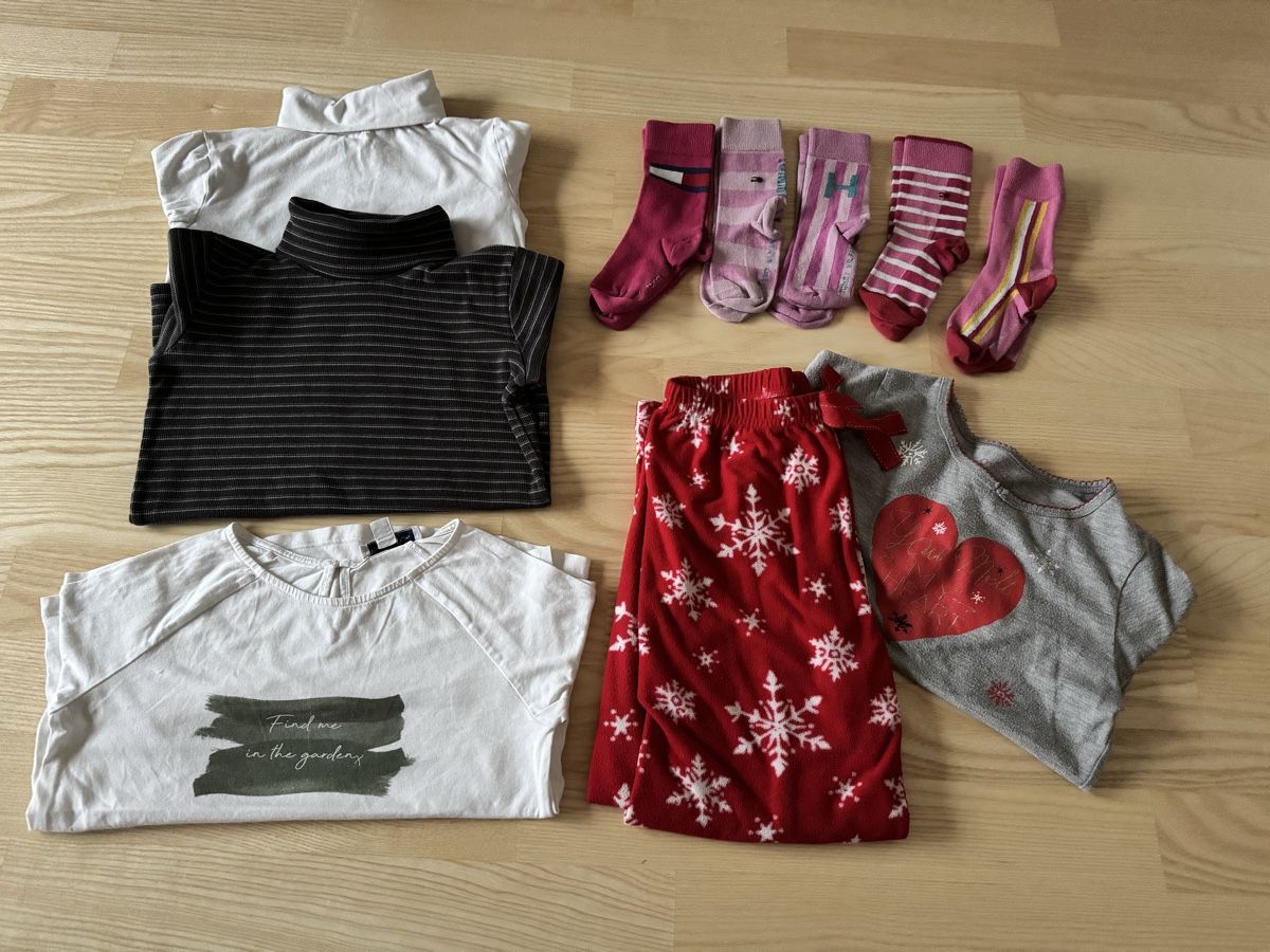 Lotti & Set di vestiti: Mädchen Kleiderpaket, Gr. 122/128 – Usato da Genthod venduto da Tidus04