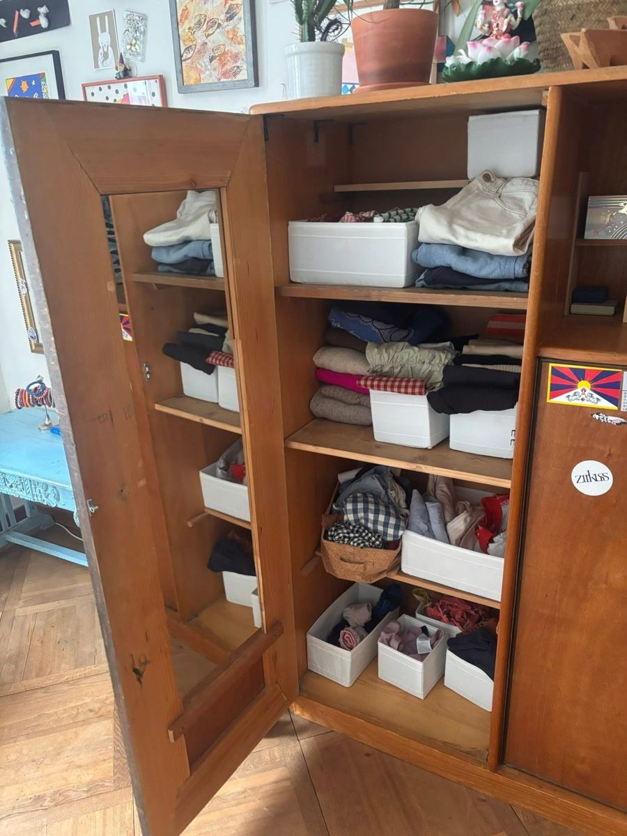 Armadi: Massiver Holzschrank, Mid Century – Usato da Zürich venduto da NuriaSophie 1