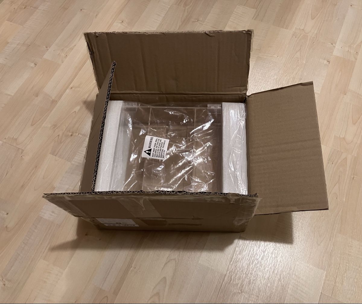 Vetrine: Neue Acrylvitrine (feiner 1cm Kratzer in Front) – Nuovo e nell'imballaggio originale da Bremgarten AG venduto da merlindimi 6