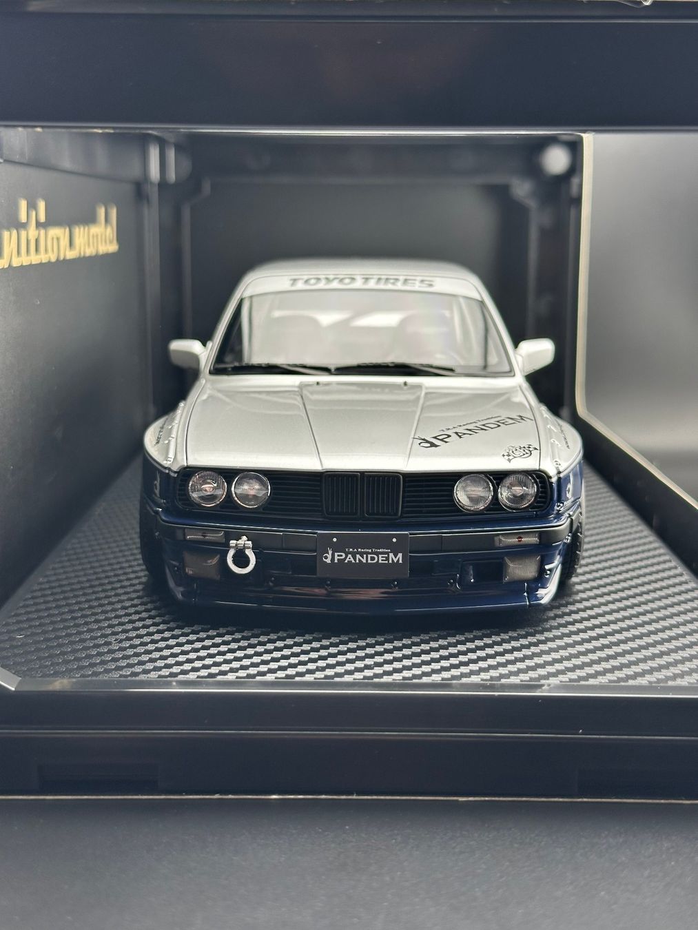 BMW Modellini d'auto: BMW M3 30 Pandem Silver / Blue 1:18 Ignition Model – Nuovo e nell'imballaggio originale da Obergerlafingen venduto da collector-shop.ch 3