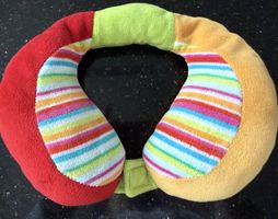 Kuschel Nackenhörnchen mit bunten Streifen Reise 👶🏻✈️