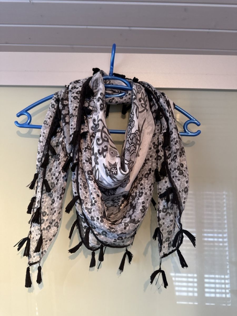 Foulard & Sciarpe: Leichter Sommer Schal mit Blumenmuster und Fransen. – Nuovo (secondo la descrizione) da Spreitenbach venduto da nuvola90
