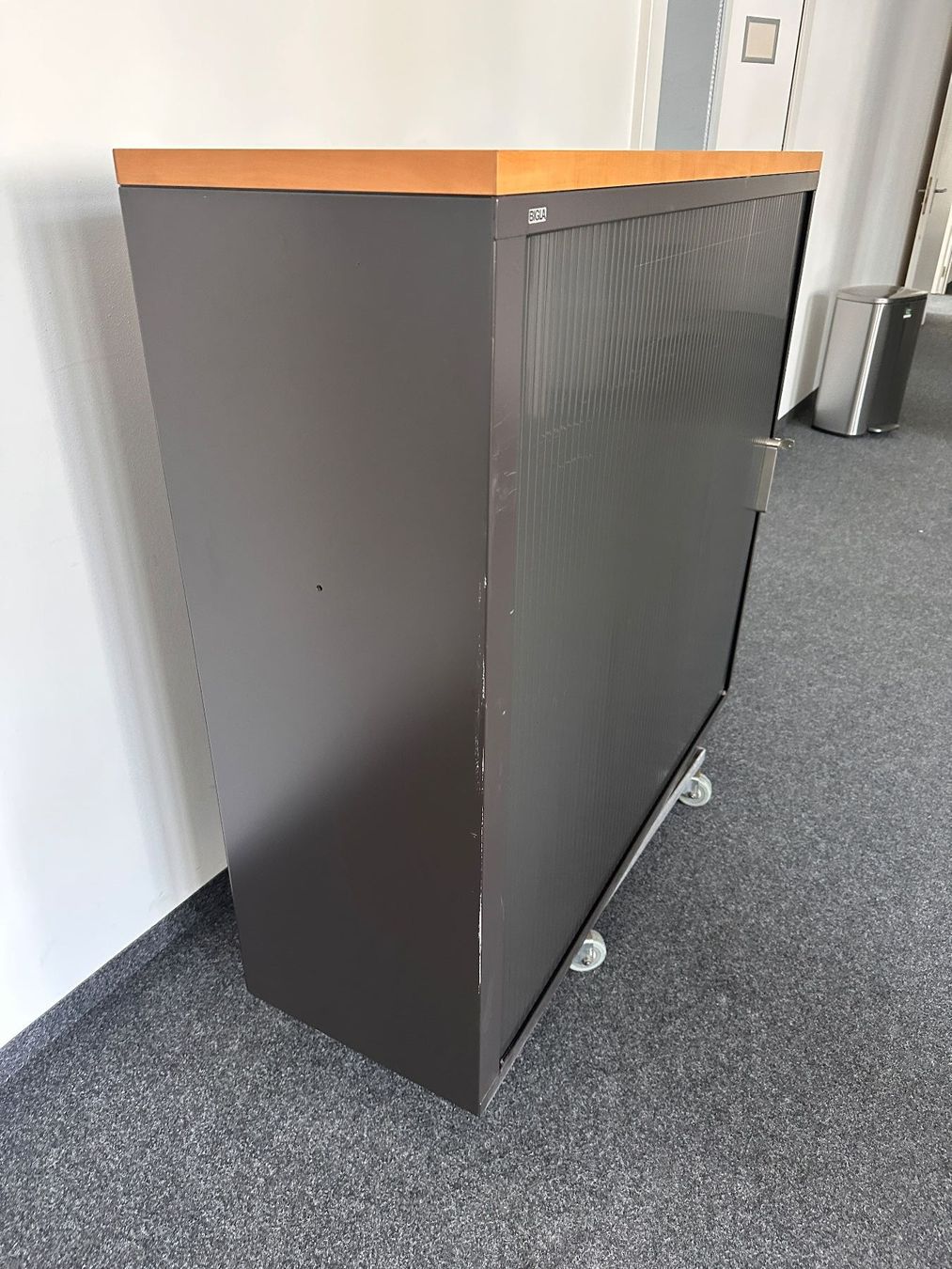 Bigla Armoires: Rollladenschrank mit Holzdeckplatte – D'occasion à Winterthur par StiftungSchleife 2