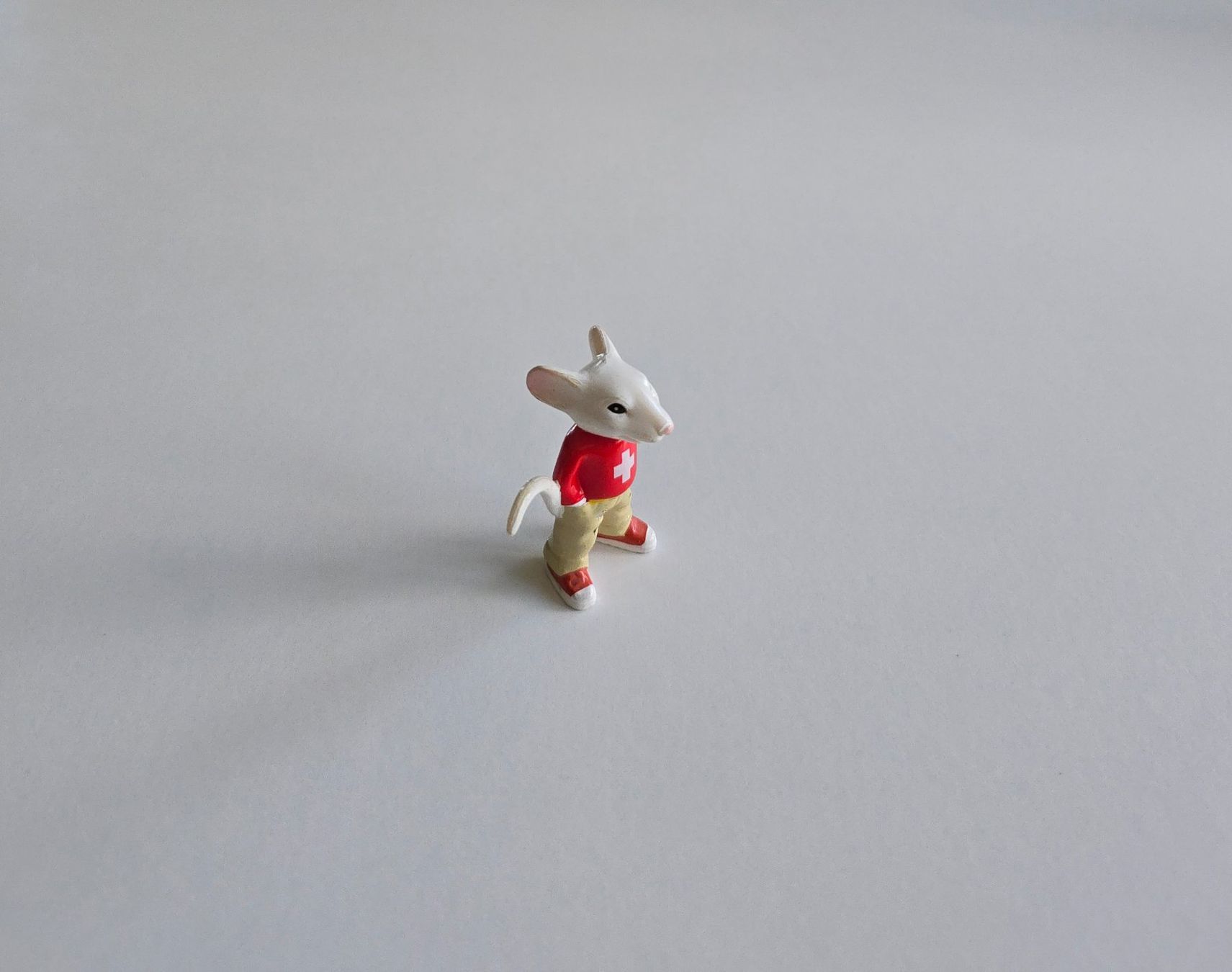 Figurines: Alte Stuart Little Figur mit Schweizer Pulli – D'occasion à Dättlikon par Wundertuete_