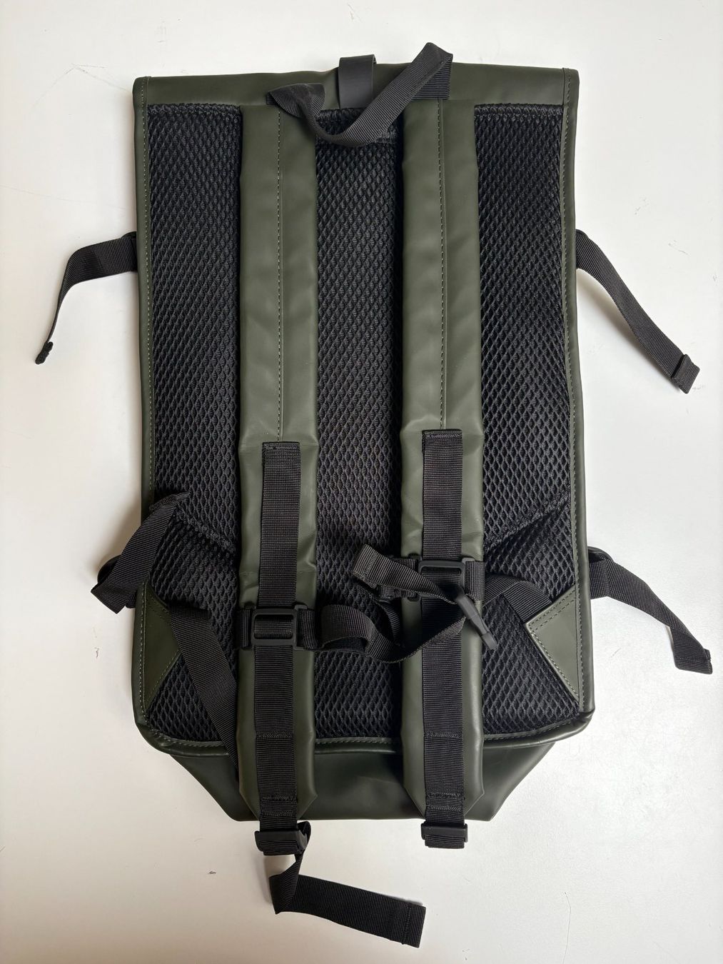 Rains Zaini: Rains - Rolltop Backpack Large W3, Grün – Usato da Zug venduto da isdach 1