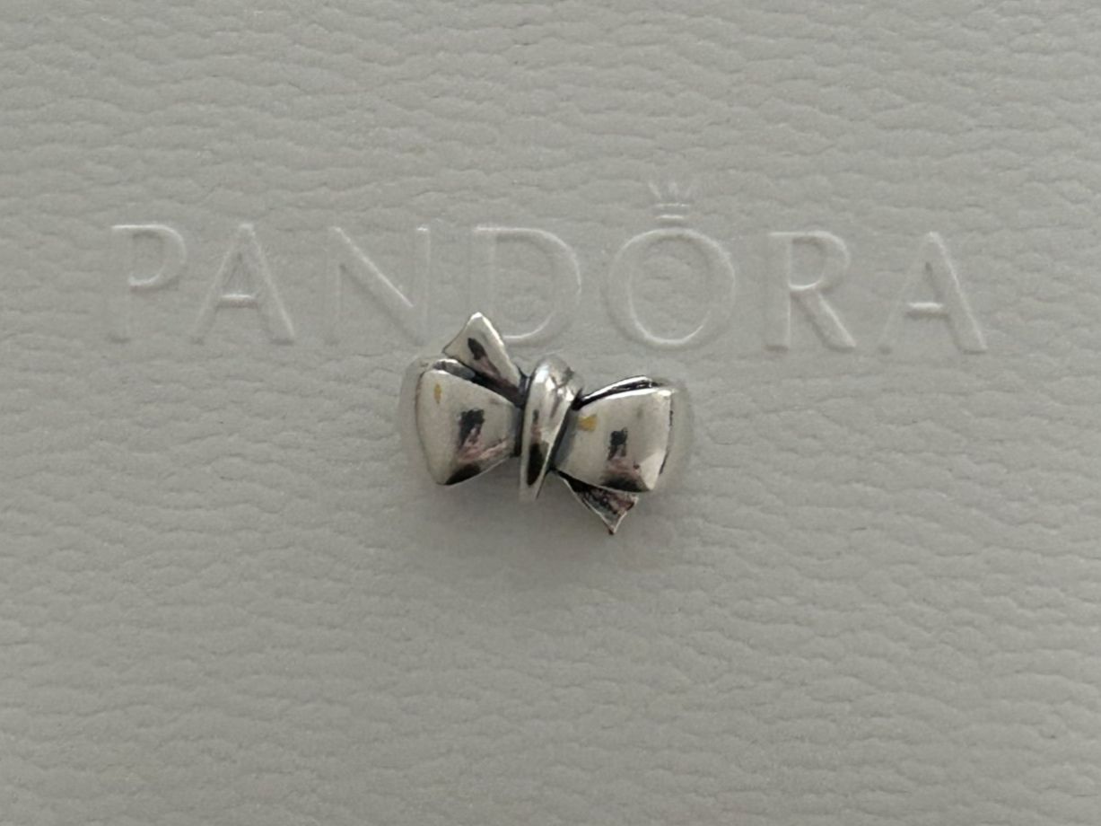 Pandora Ciondoli: Original Pandora Funkelnde Schleife Charm – Usato da Rheinfelden venduto da Boutique_Luxe 1