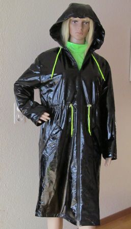 Wadenlanger schwarzer Lackmantel Regenmantel Parka Collusion