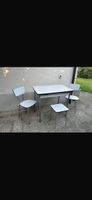 Vintage Küchentisch mit Hocker und zwei Stühlen
