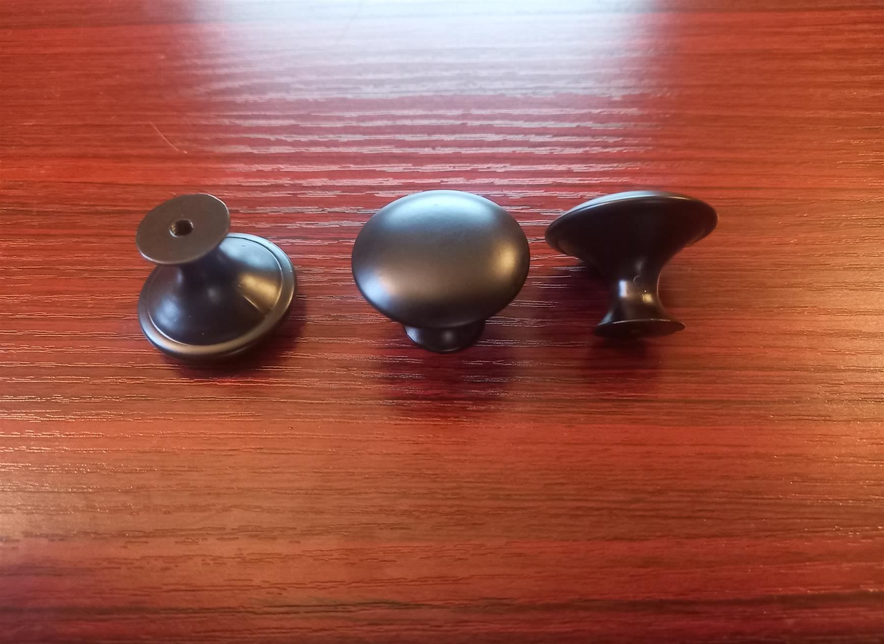 Ferramenta: 20x schwarze Möbelgriffe / Poignée noir pour meuble – Nuovo e nell'imballaggio originale da Lausanne venduto da batishop 4