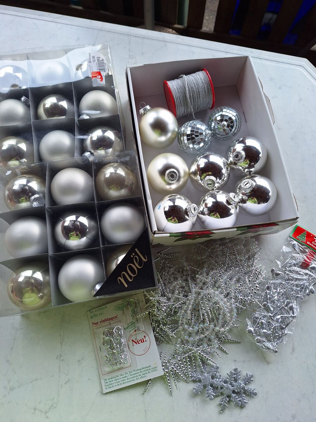 Alle Dekorationen: WEIHNACHTSBAUMKUGELN CHRISTBAUMKUGELN - SILBERFARBIG – Neu (gemäss Beschreibung) aus Huttwil von Kunterbuntli