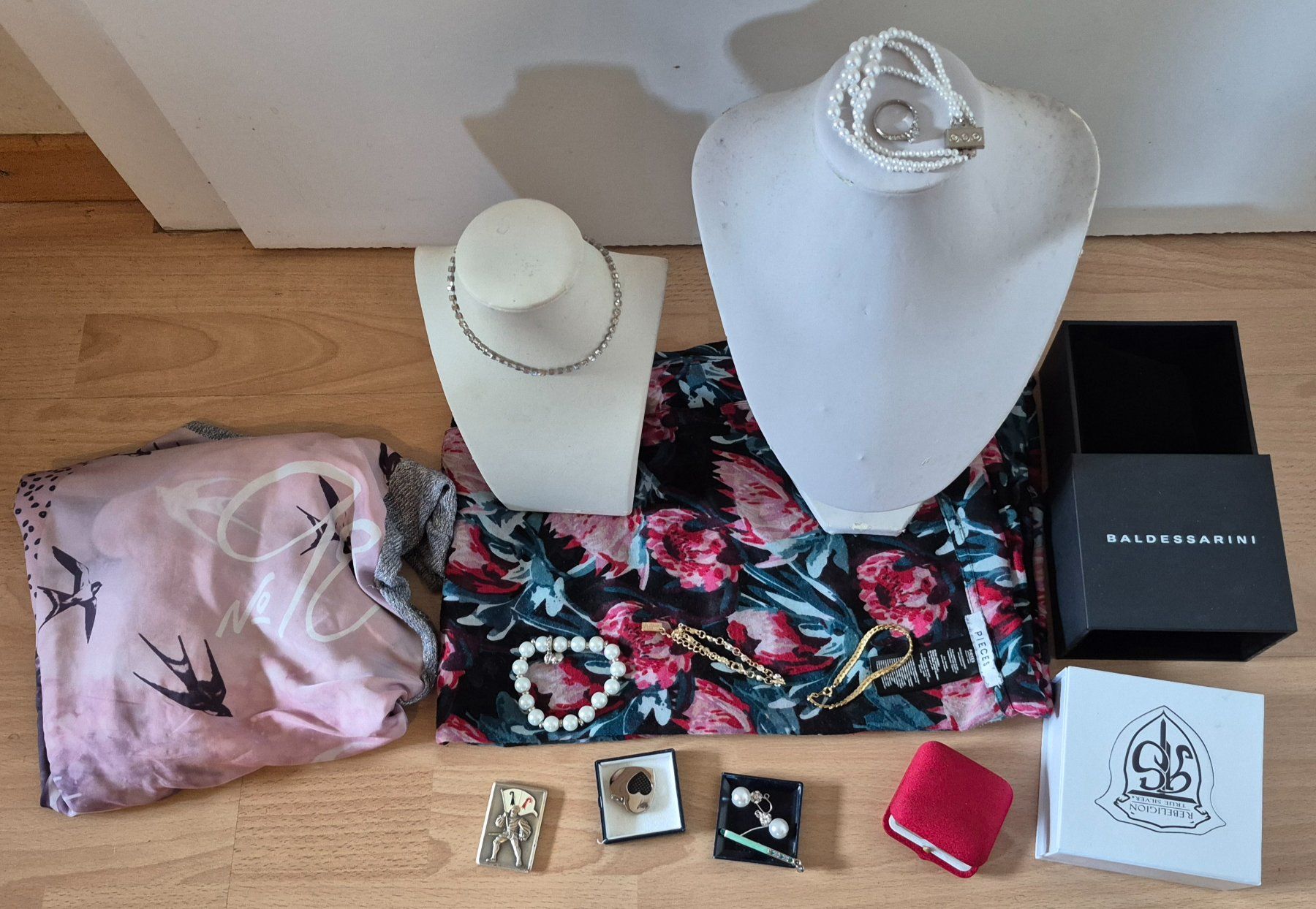 Altri gioielli: Schmuck Büste und Accessories – Usato da Adliswil venduto da cha_fq9f