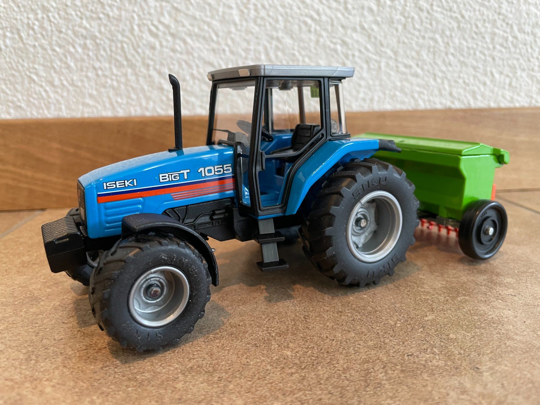 Iseki Trattori: SIKU Iseki BigT 1055 mit Amazone – Nuovo e nell'imballaggio originale da Kreuzlingen venduto da Stefan1150