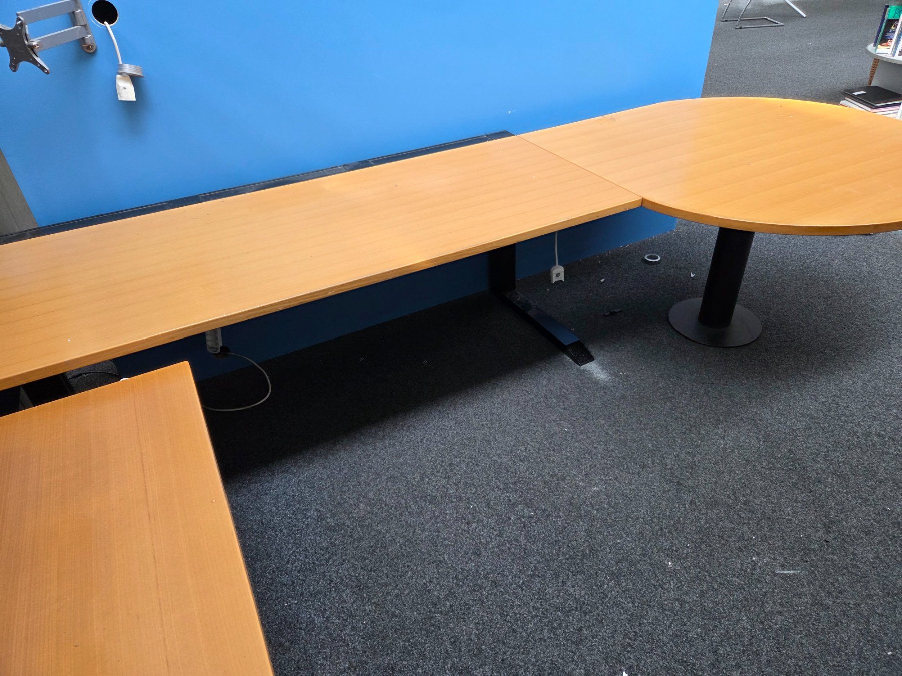 Schreibtische: Grosser Bürotisch Eckschreibtisch – Gebraucht aus Uster von lookandlisten 1