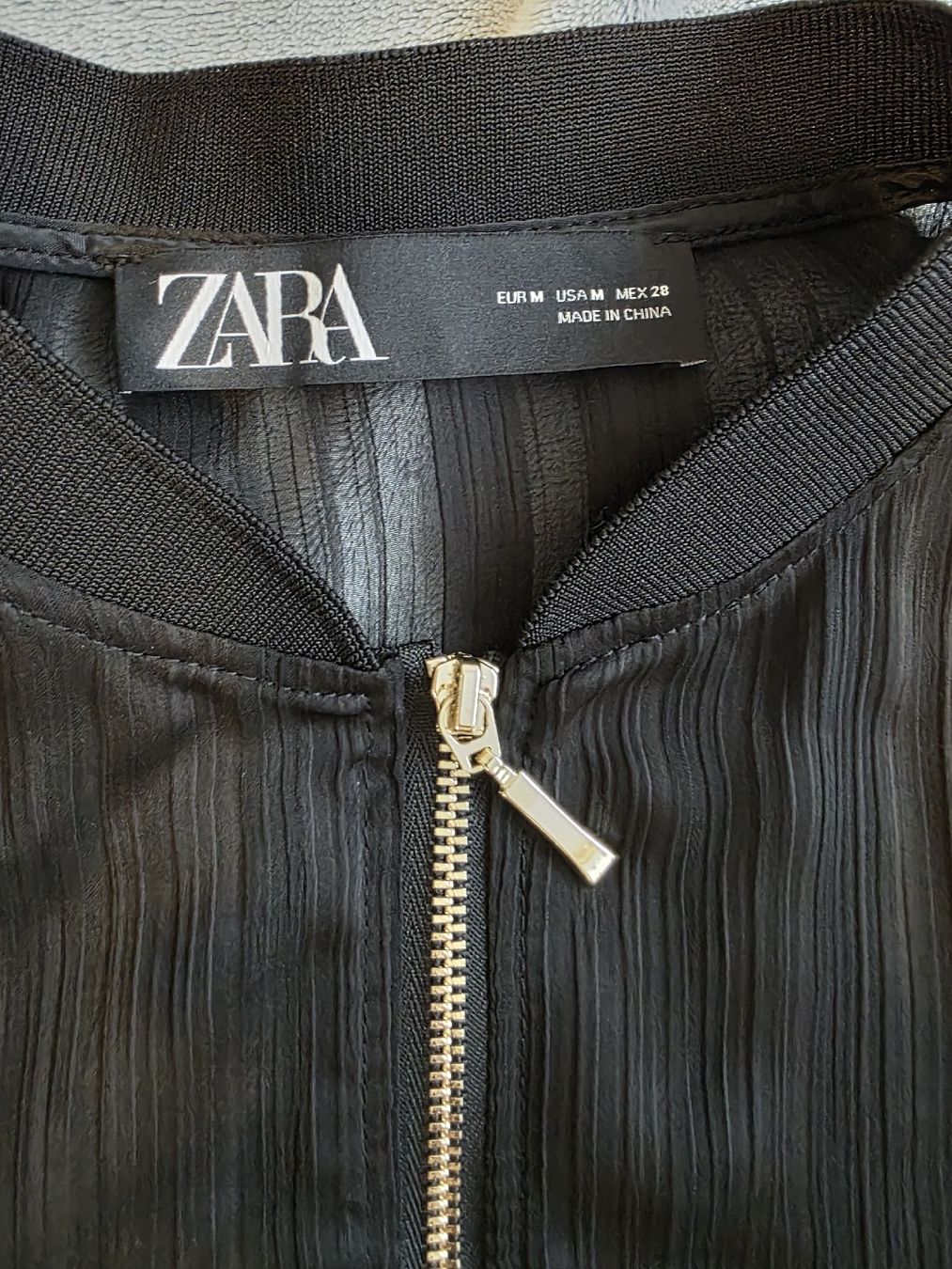 Zara Camicette: Schwarze Zara Bluse, Grösse M – Nuovo (secondo la descrizione) da St Gallen venduto da vir_5kgt 5
