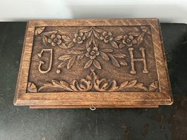 Antike handgeschnitzte Holzkiste