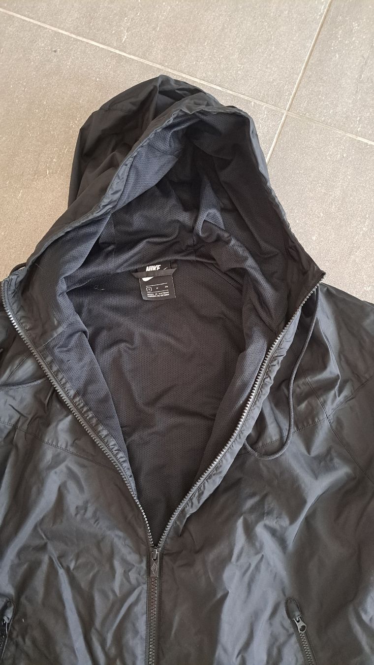 Nike Giacche: Nike Jacke Gr. S schwarz mit Kapuze – Usato da Winterthur venduto da Dream_of 2