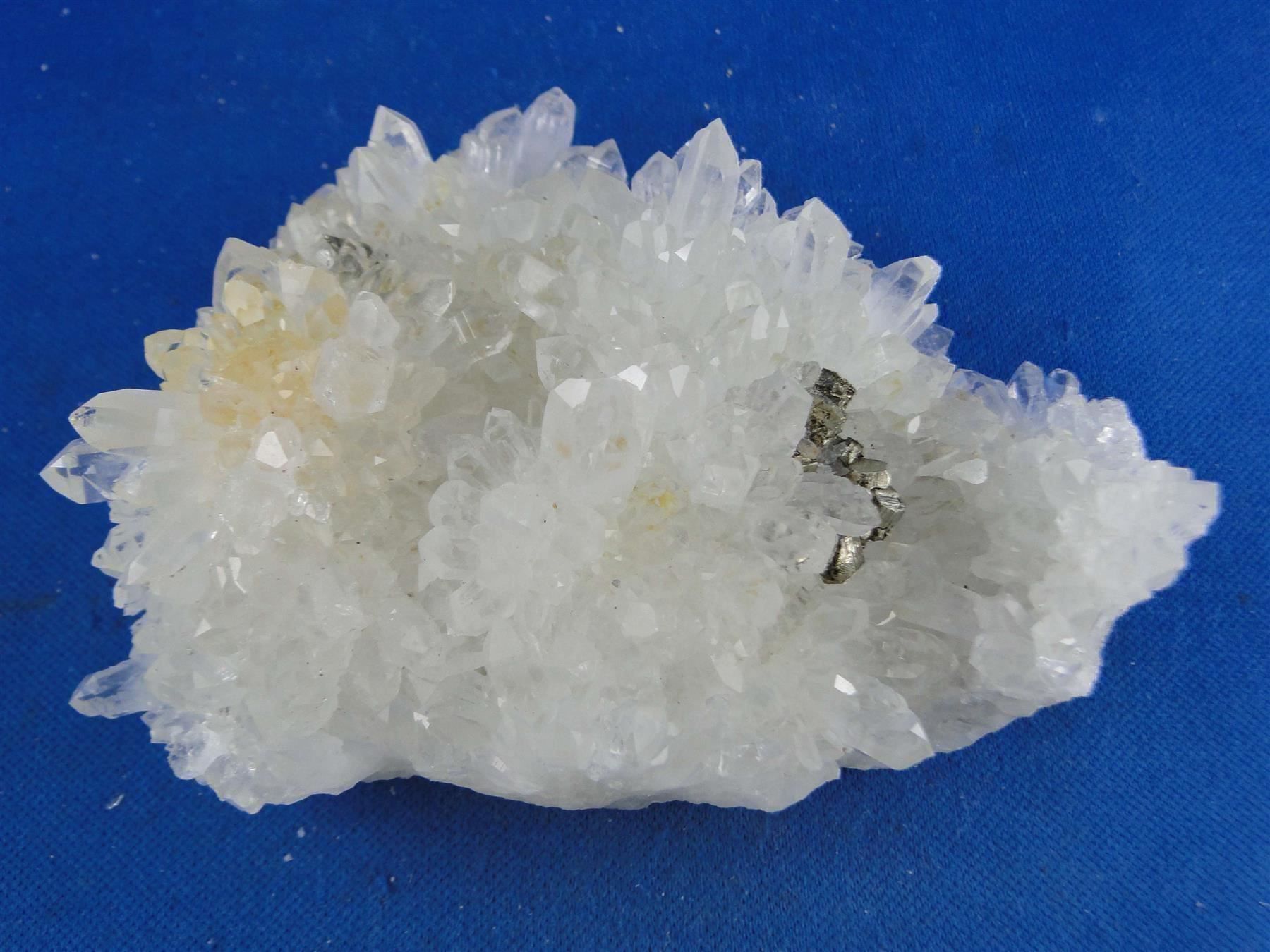Minerali & Pietre curative: Bergkristall mit Chalkopyrit – Usato da Schinznach Bad venduto da Demerald 5