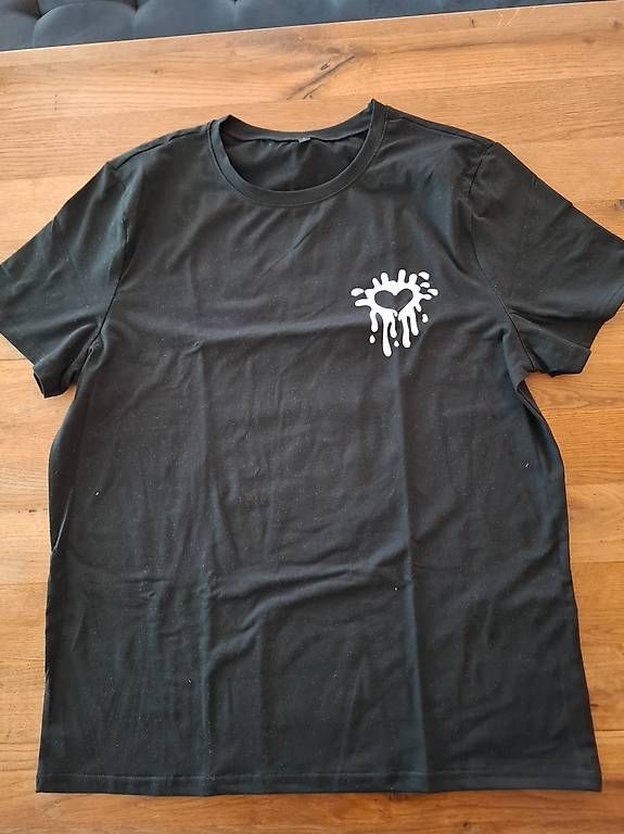 T-shirt: Schwarzes T-Shirt – Usato da Niederuzwil venduto da Liberatopixel 1