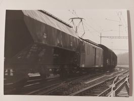 Triebwagen zwischen Güterwagons interessantes Foto 12x8.5
