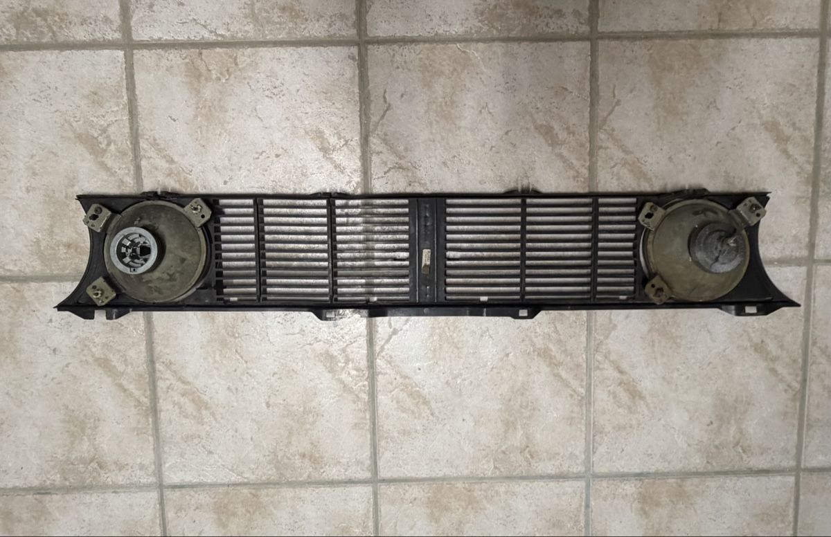 VW Toutes les pièces auto: Golf 1 Grill mit Scheinwerfer – D'occasion à Vilters par 5111984 1