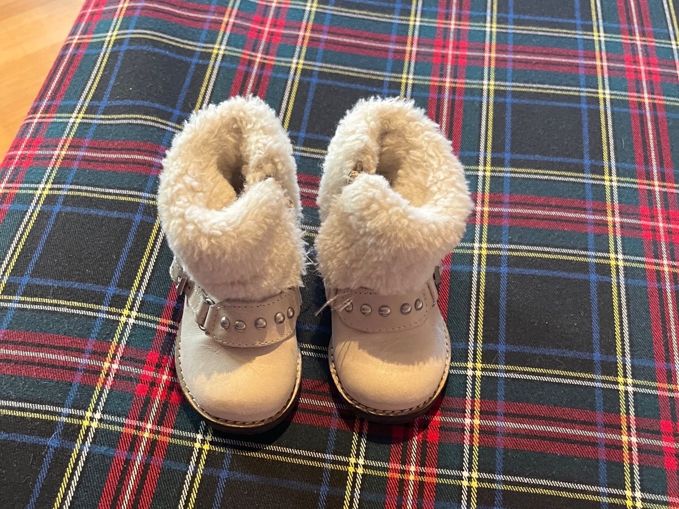 Zara Scarpe per ragazzi: cremefarbene Kinderstiefel, Zara, Größe 18 – Usato da Brugg AG venduto da deb_57xk
