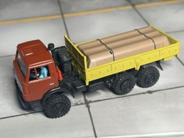 Kamaz Pritsche mit Ladung und Fahrer 1/87
