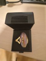 Ring mit grossem ovalem Glasstein in Goldfassung, Grösse 54