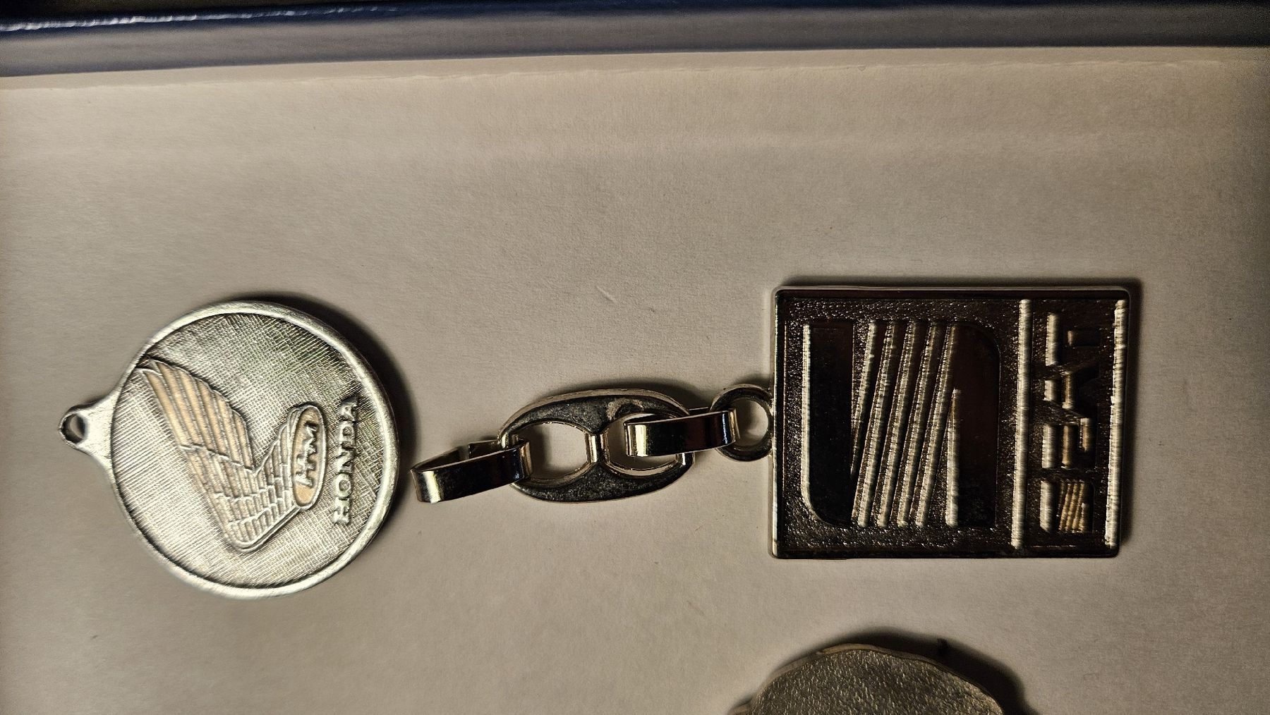 Portachiavi: Porte-Clés / Lot / + 1 décapsuleur et 2 clés. – Usato da Cortaillod venduto da signep 2