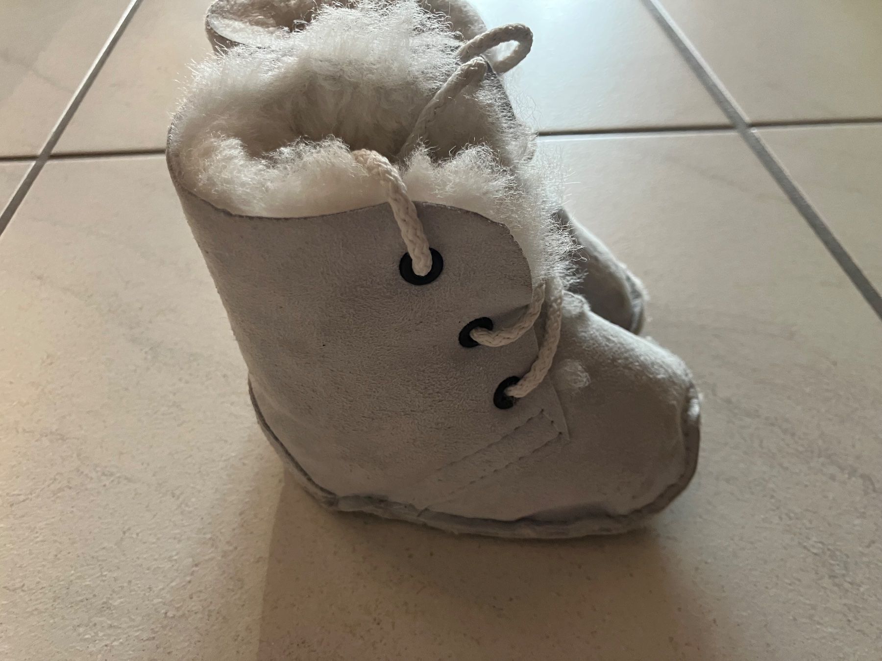 Schuhe für Jungen: Lammfellschuhe hellblau 16-18 – Gebraucht aus Chur von steffeli04