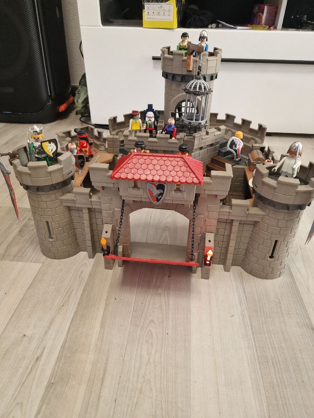 Playmobil Spielzeuge: Playmobil Ritterburg mit Figuren – Gebraucht aus Herzogenbuchsee von ioa_zcm6 1