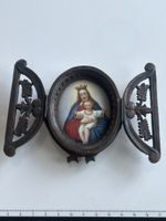 Kleine bemalte Madonna mit Kind, geschnitzter Holzrahmen(S5)
