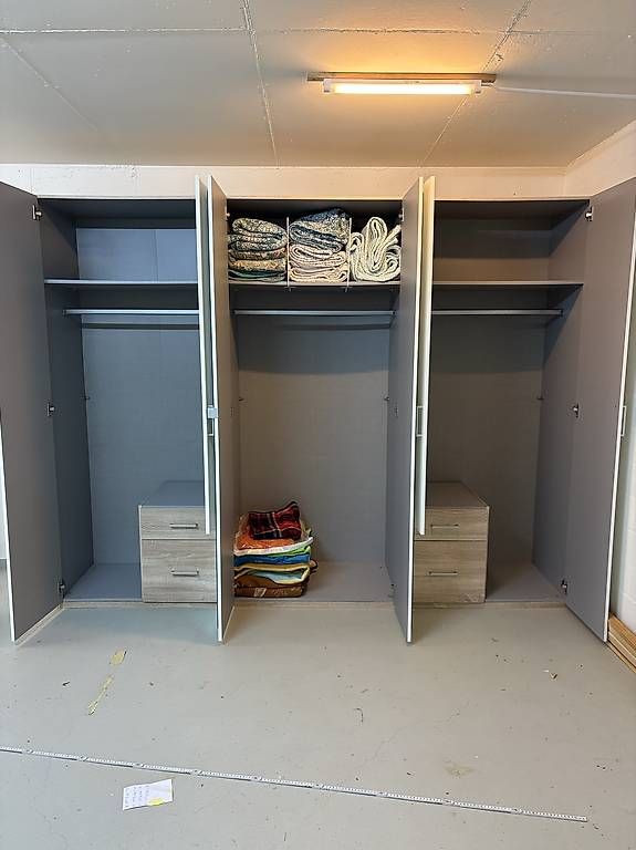 Armoires: Grosser Kleiderschrank – D'occasion à Hägglingen par Santisale 2