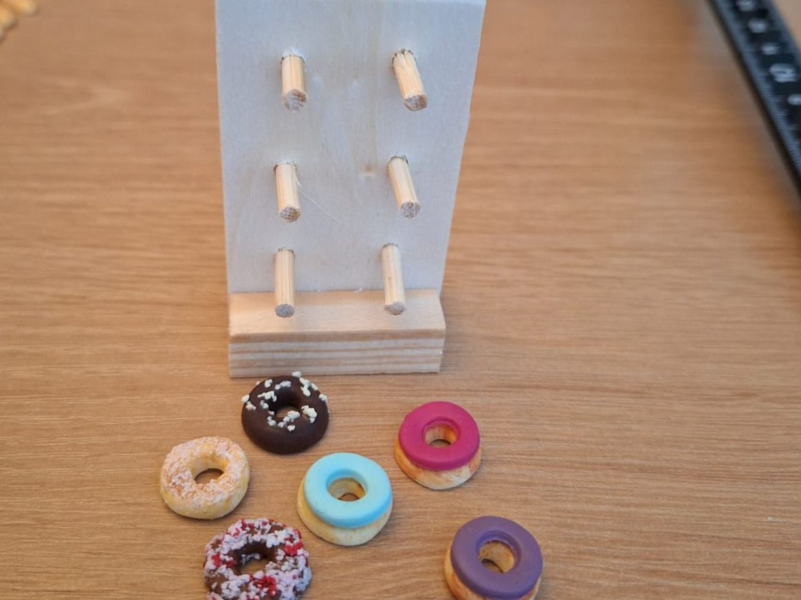 Case e mobili per bambole: Donuts Ständer, Alles Handmade Ständer und Donuts – Nuovo (secondo la descrizione) da Zürich venduto da HandmadeTinyFood 2