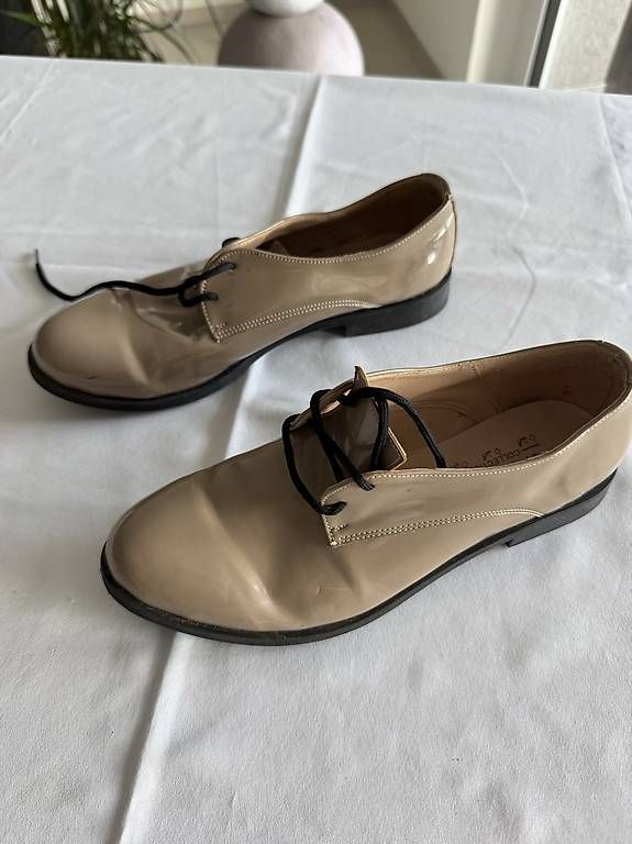 Scarpe da donna: Beige Lackschuhe  Grösse 38 – Nuovo e nell'imballaggio originale da Schlieren venduto da gue_m9qk