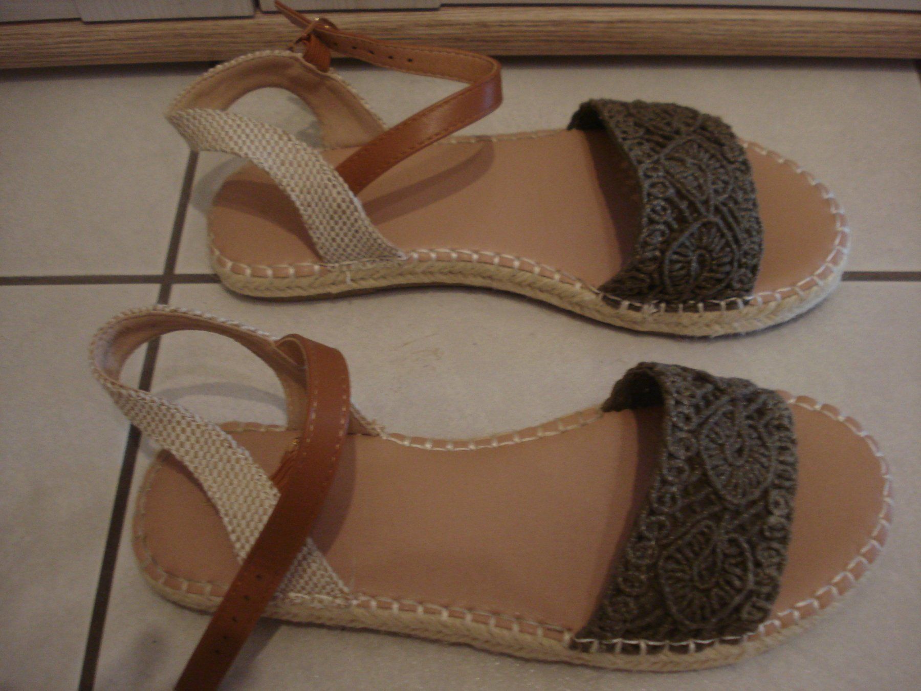 Graceland Scarpe da donna: neuwertige Sandalen Gr. 38 – Nuovo (secondo la descrizione) da Au SG venduto da beanpasa