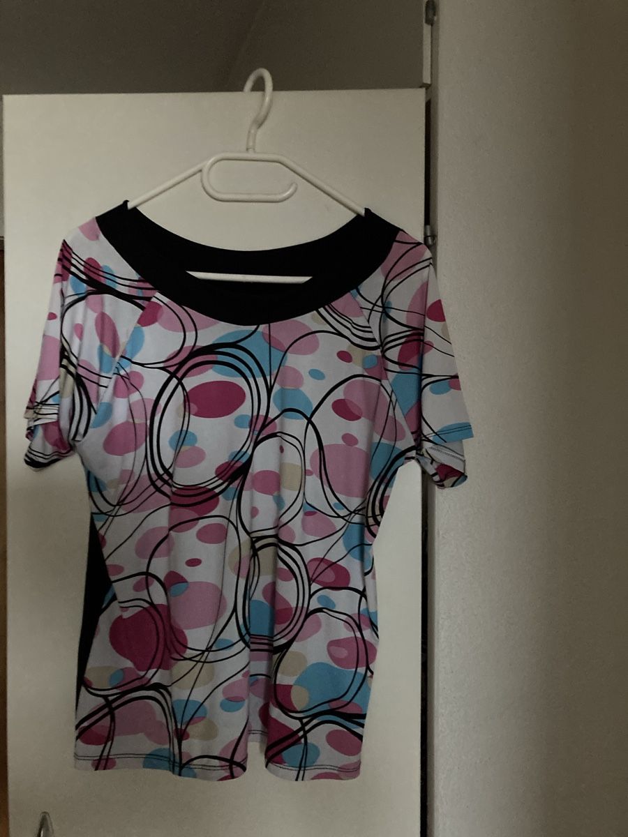 T-shirts: Bequemes leichtes Shirt – D'occasion à HORGEN par Jonai