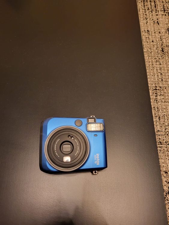 KALDA Schutztasche Für Instax Mini 90 – Weiches Kunstleder Mit Schultergurt, Abnehmbarer Deckel – In Braun, Schützt Deine Sofortbildkamera