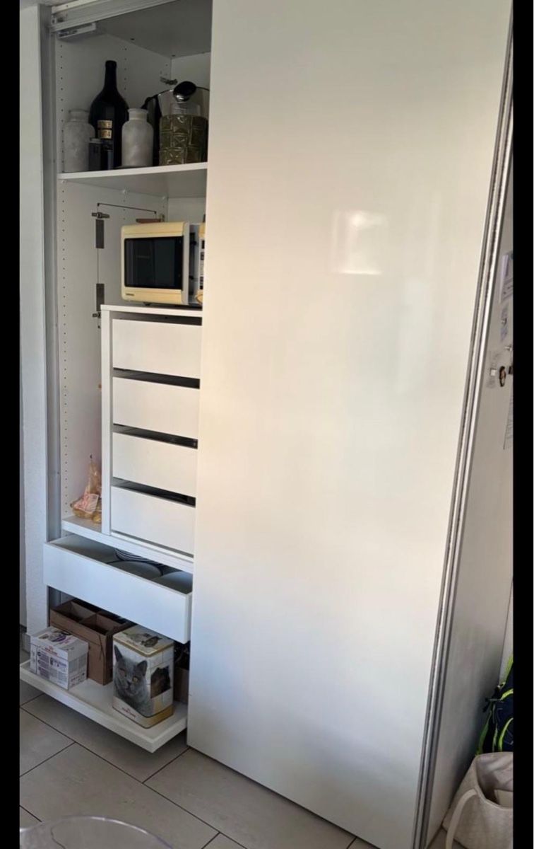 Armoires: Kleiderschrank IKEA – D'occasion à Biel/Bienne par Husseinsheikho 2